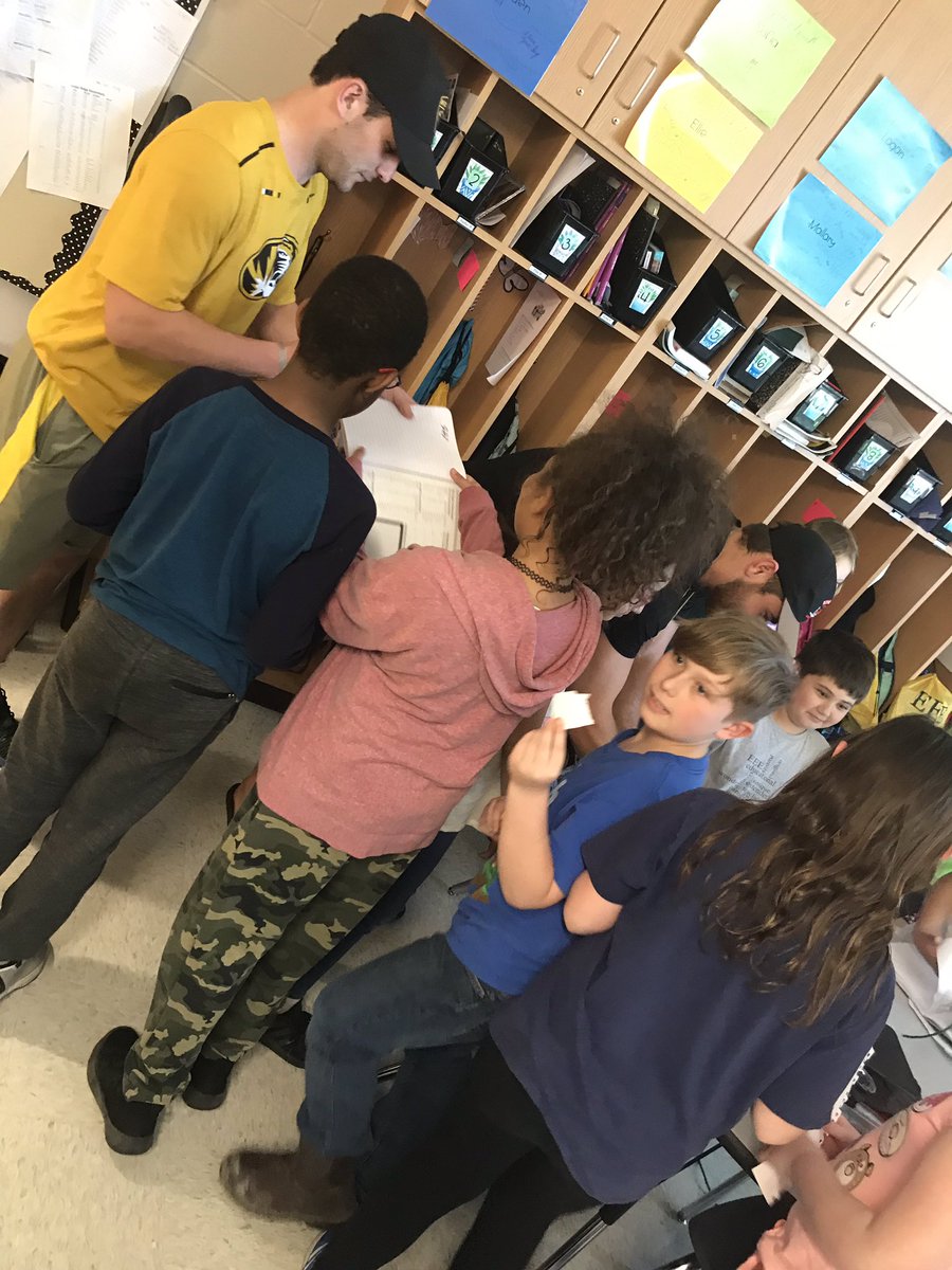 MsGehaReading's tweet image. Today we got a visit from Mizzou football players! The kids loved getting autographs from celebrities! 😊🏈 @CRE_Cardinals #creteach