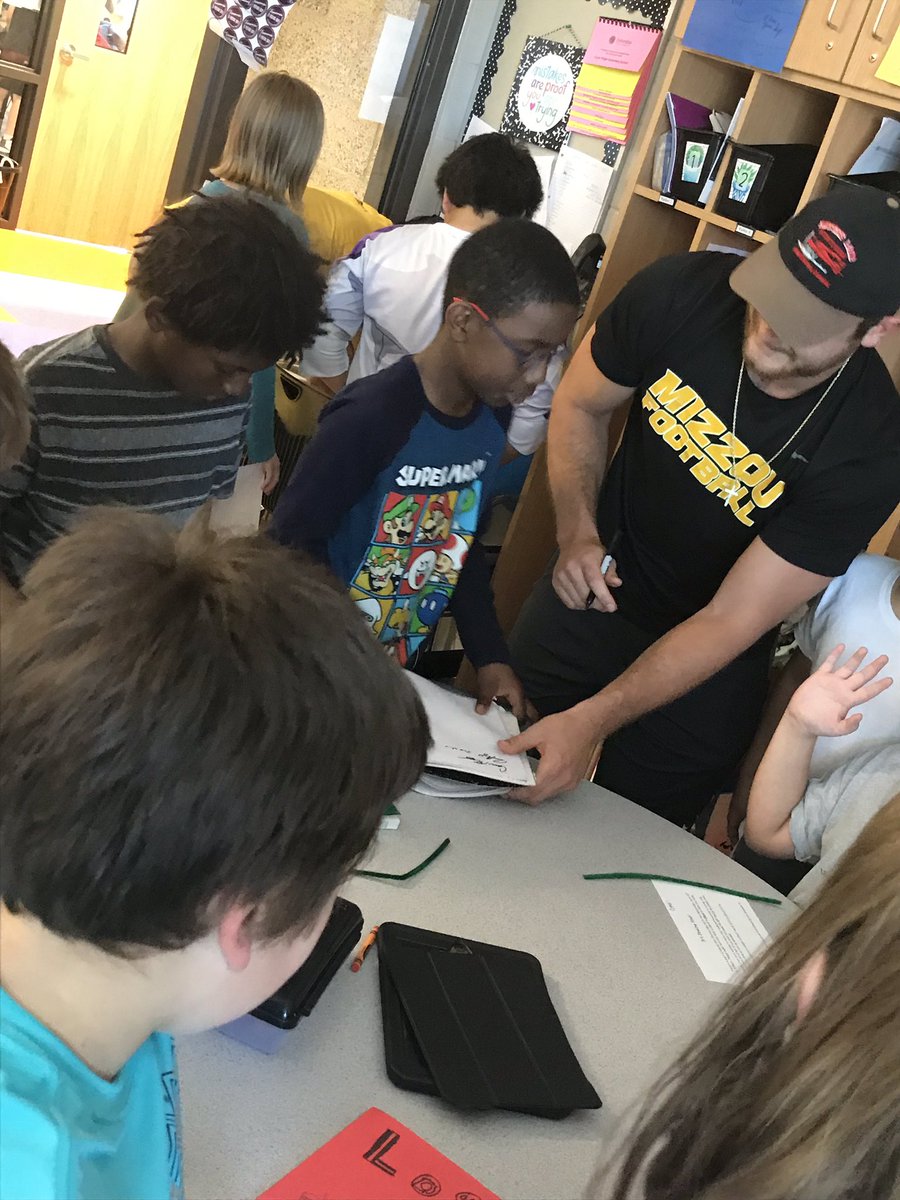 MsGehaReading's tweet image. Today we got a visit from Mizzou football players! The kids loved getting autographs from celebrities! 😊🏈 @CRE_Cardinals #creteach