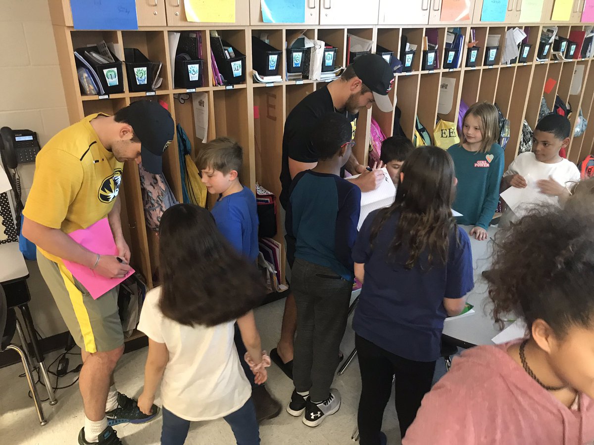 MsGehaReading's tweet image. Today we got a visit from Mizzou football players! The kids loved getting autographs from celebrities! 😊🏈 @CRE_Cardinals #creteach
