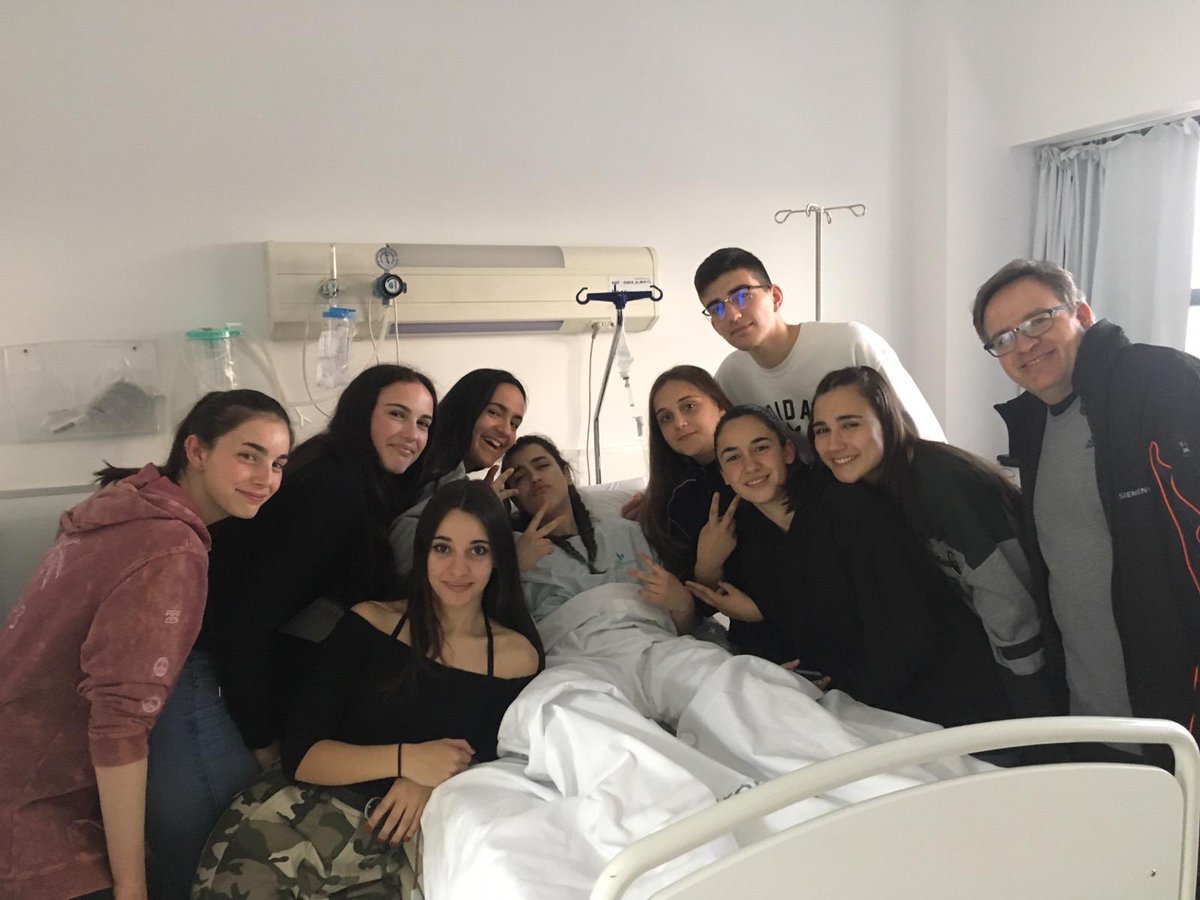 FEMENINALCORCON's tweet photo. Nuestro equipo Junior volvió a ser hoy una piña para dar ánimos a Lucia. Fuerza Lucia y a recuperarse rápido, esperamos verte muy pronto por las canchas! #somosequipo #enlobuenoyenlonotanbueno #animoLucia https://t.co/bgZ4VeLh64