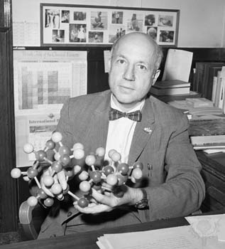 ThinkeryATX's tweet photo. 8.#SteamSpotlight: #Biochemist Melvin Calvin, who (with Andrew Benson and James Bassham) discovered the Calvin cycle and won the 1961 Nobel Prize for #Chemistry, was born on this date in 1911. https://t.co/WkcbgrQ7hq