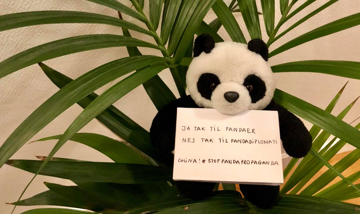 LanTranDK's tweet photo. Vi støtter "Stop Pandadiplomatiet". Den danske regering bør vise sin demokratiske værdi og påtale krænkelser af menneskerettighederne i diktaturlandene.
#dkpol #Vietnam #menneskerettighederne #StopPandaPropaganda  #StopPandaDiplomatiet https://t.co/7q9r706lqW