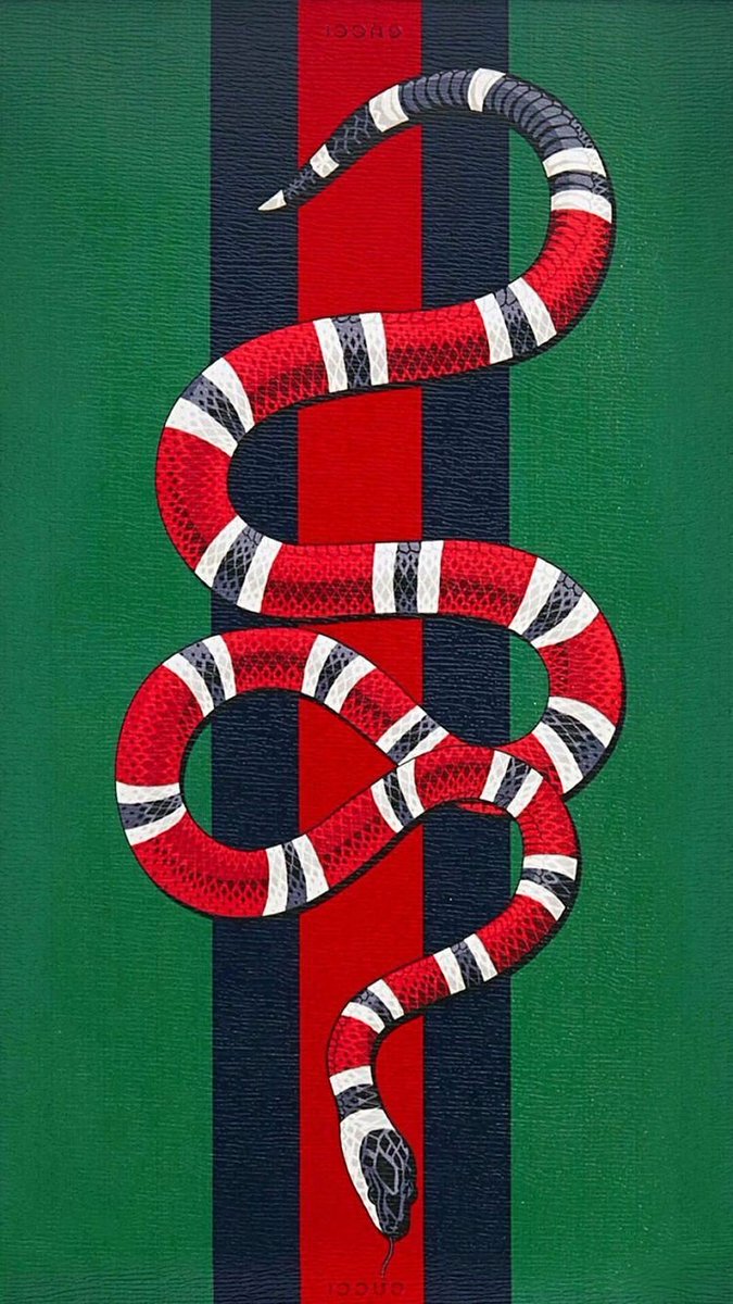 Moonlightwolfi8's tweet photo. @crazyarmyforBTS Creo en mi opinión que el Brazalete solamente tiene una serpiente porque es un símbolo de Gucci, y la mayoría de ropa que usan es de esa marca. Al igual que el pendiente de LOVED, que también es una colección de Gucci. Pero en caso de que lo hayan puesto queriendo, https://t.co/6xj4praluB