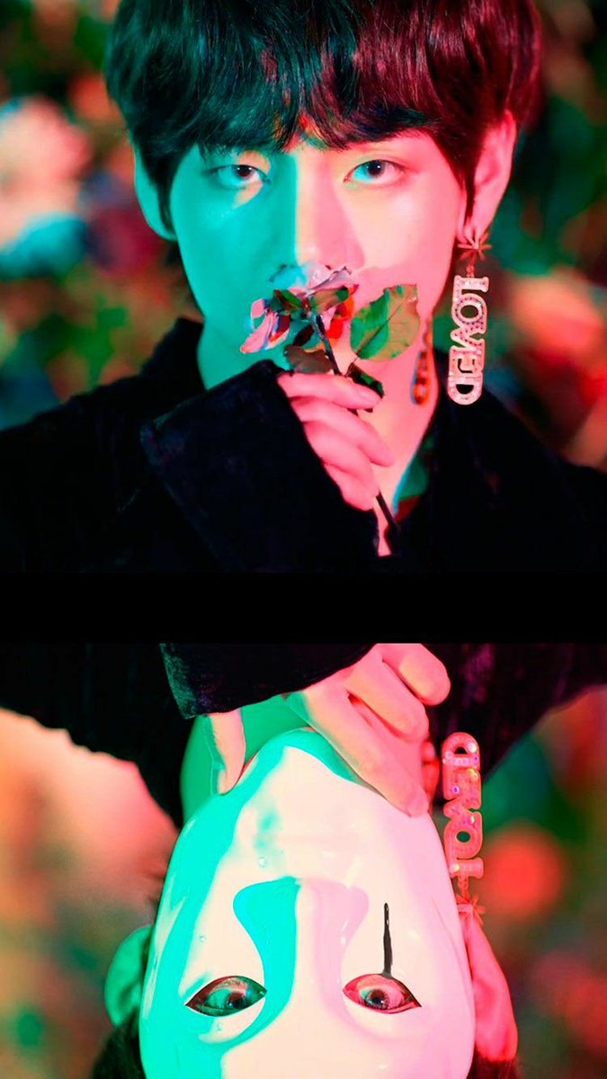 Moonlightwolfi8's tweet photo. @crazyarmyforBTS Creo en mi opinión que el Brazalete solamente tiene una serpiente porque es un símbolo de Gucci, y la mayoría de ropa que usan es de esa marca. Al igual que el pendiente de LOVED, que también es una colección de Gucci. Pero en caso de que lo hayan puesto queriendo, https://t.co/6xj4praluB