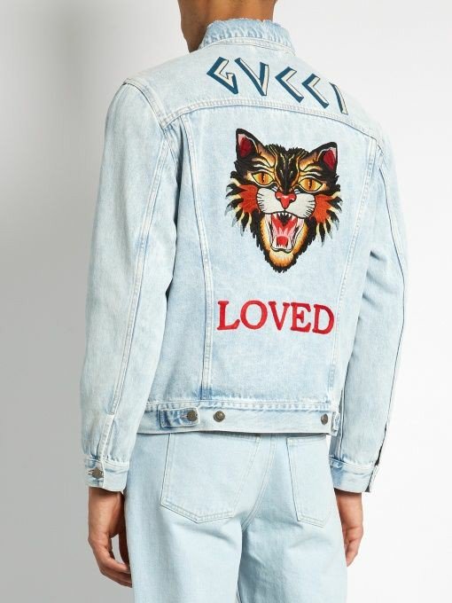 Moonlightwolfi8's tweet photo. @crazyarmyforBTS Creo en mi opinión que el Brazalete solamente tiene una serpiente porque es un símbolo de Gucci, y la mayoría de ropa que usan es de esa marca. Al igual que el pendiente de LOVED, que también es una colección de Gucci. Pero en caso de que lo hayan puesto queriendo, https://t.co/6xj4praluB