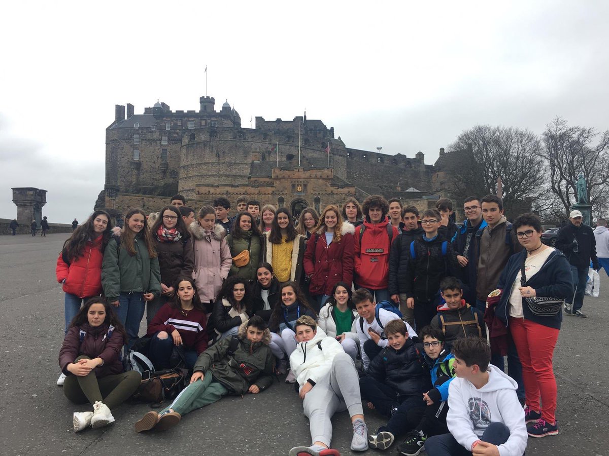 StoDomingoNavia's tweet photo. Lunes en Edimburgo. Por la mañana clases de Inglés aprendiendo nuevas cosas de la cultura escocesa y por la tarde visita al Castillo de Edimburgo situado en una colina desde donde se contemplan unas maravillosas vistas de la ciudad.
#Edinburgh #StudyHolidays https://t.co/53j0a1h5dV
