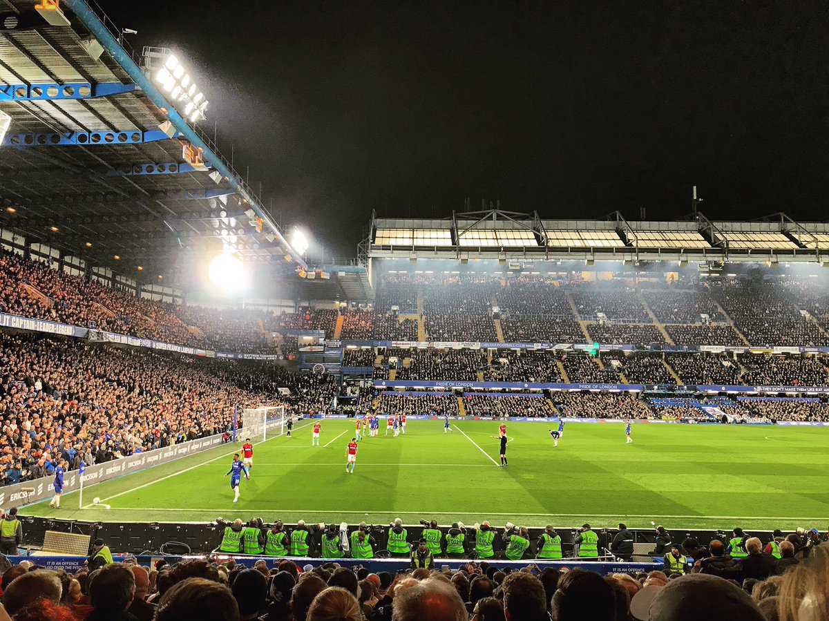 TopHandSave's tweet image. Night at Stamford Bridge tonight - #Fabianski looked good as always dealing with high balls tonight, #Kepa didn’t have as much to do but was excellent when needed. In non-GK related news #Hazard is somehow even better live, the man is absolutely ridiculous 😍