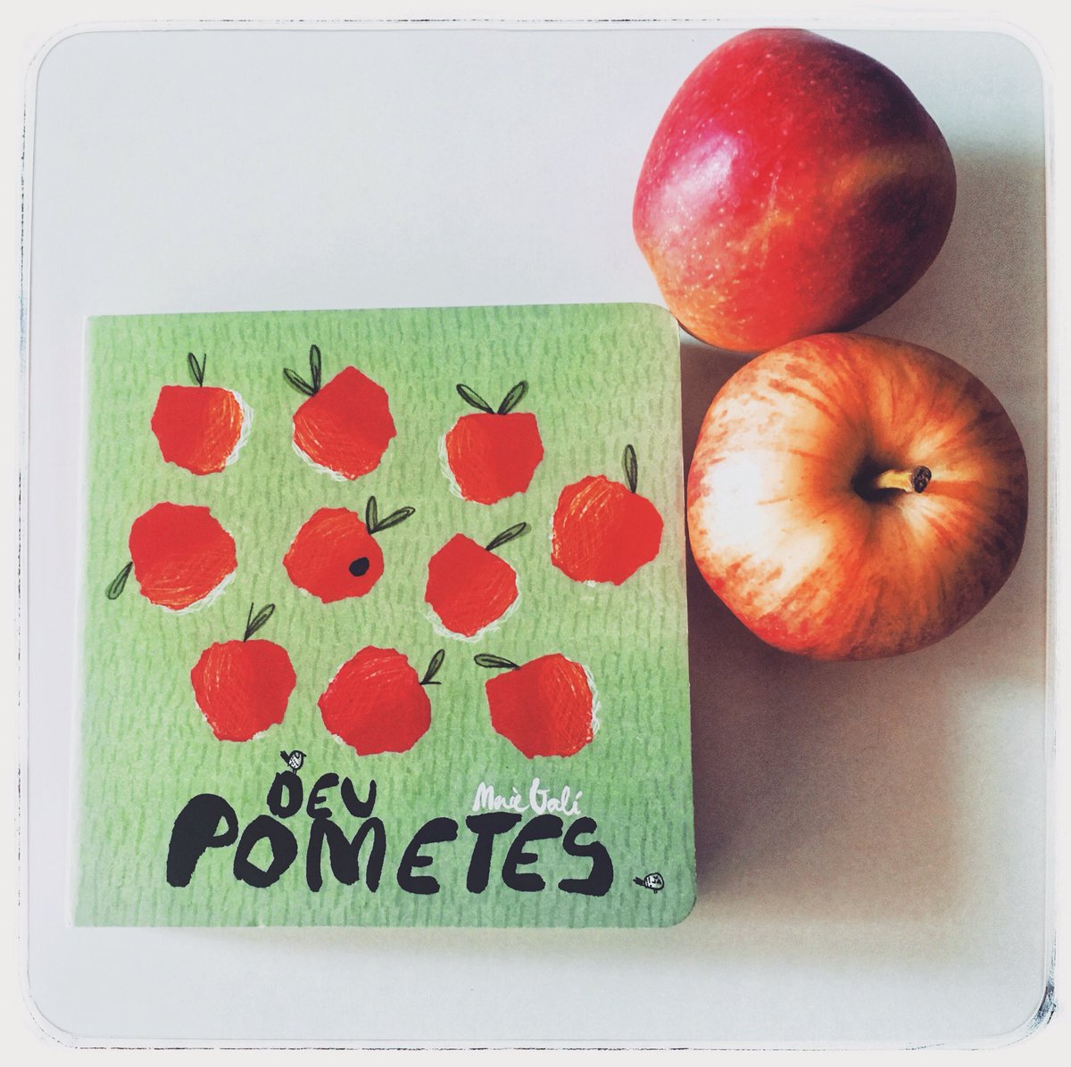 ¿Os atrevéis a contar un cuento sin nada escrito? Hoy #reseña de un #cuentosinpalabras: “#Diezmanzanas”, de <a href="/Tinyetes/">Mercè Galí 🎗</a>, editado por <a href="/editorialgalera/">la Galera</a>
Es una historia explicada sólo mediante ilustraciones, pensada para bebés

cuentosquecontar.com/2019/04/08/die…

#literaturainfantil #hoyleemos