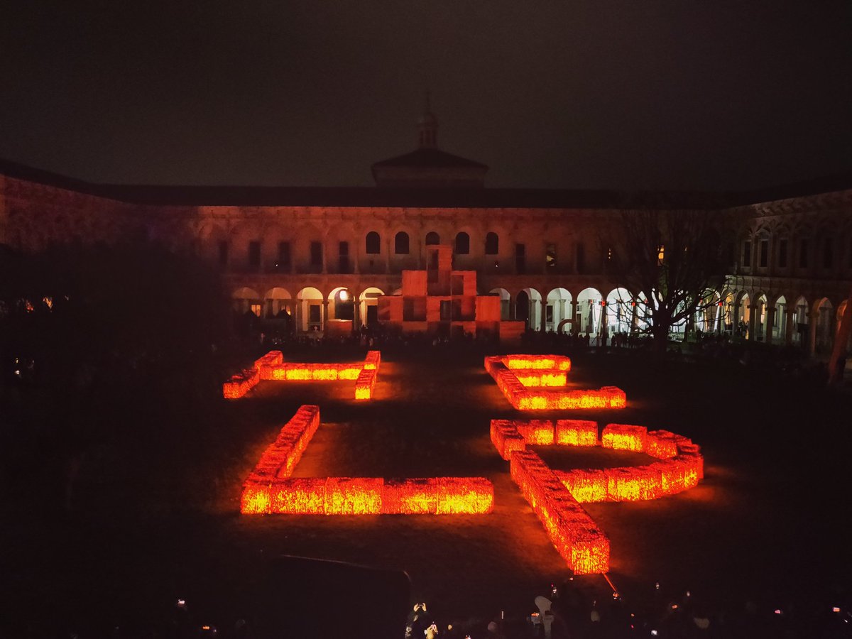 SECIspa's tweet photo. "Help the Planet, Help the Humans" di Maria Cristina Finucci

La Terra mostra una ferita sanguinante di magma incandescente. Circa due tonnellate di tappi di plastica contenuti in sacchi di reti rosse per alimenti e all’interno di gabbioni PoliMac di @MaccaferriWorld #FuoriSalone https://t.co/Ww8Fo6Lpmg