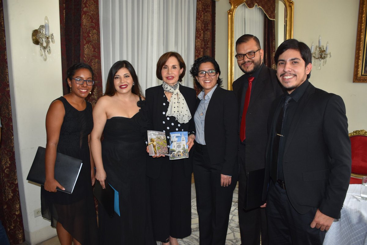 ArpegioVocal's tweet photo. Compartimos nuestra intervención esta mañana en el Palacio Arzobispal de Guayaquil, Gracias a la gentil invitación de la Señora Gloria Gallardo Presidenta de la Empresa Municipal de Turismo, para la rueda de prensa de Guayaquil es mi destino. #ArpegioEnsambleVocal https://t.co/m6NPOVKjOr