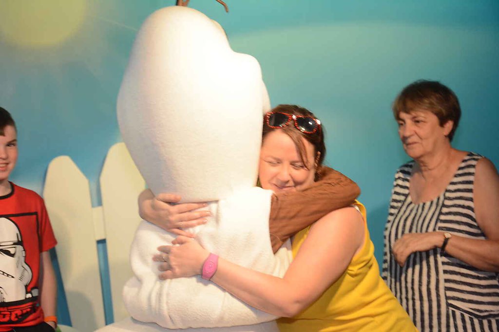 lora4dan's tweet photo. A warm hug from Olaf 😊⛄️#lifemade #disney #frozen #olafrules https://t.co/xFwv9OyhRk