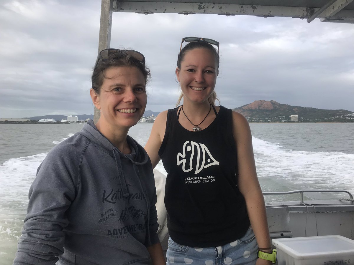 cassdives's tweet photo. #PratchettLab #WomenInSTEM team members off into the field for the day looking at CoT #Starfish movement. #ScienceIsForEveryone https://t.co/zLjMeQFWjY