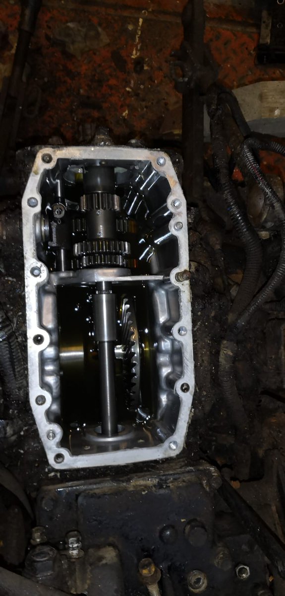 Getriebe des #Iseki 3020A ist auseinander. Dafür müsste dir Kabine komplett runter. Als nächstes geht es an den Heckkraftheber, der Probleme macht. Mal schauen ob man noch Ersatzteile dafür bekommt.