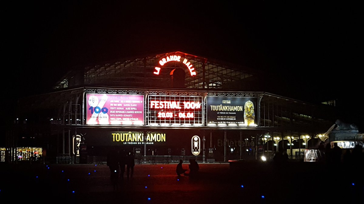 touronjn's tweet photo. #Thehiddenforce mes #IvovanHove @ITAamsterdam @TheaVilleParis
Un plateau de 400m2, 3 écrans géants qui encadrent la "boite" @ParisVillette : une scénographie grandiose pour cette pièce visionnaire de #Couperus, rythmée par la musique, les danses, les passages vidéo et la mousson! https://t.co/02hrUzTfjk