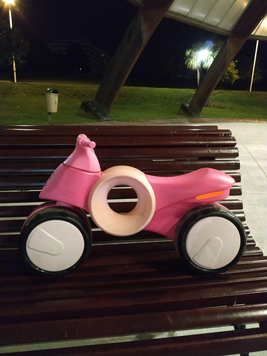 Alguien se olvidó el vehículo en la cúpula de Eirís. Tiene el nombre en la etiqueta naranja... Está a buen recaudo. #coruña