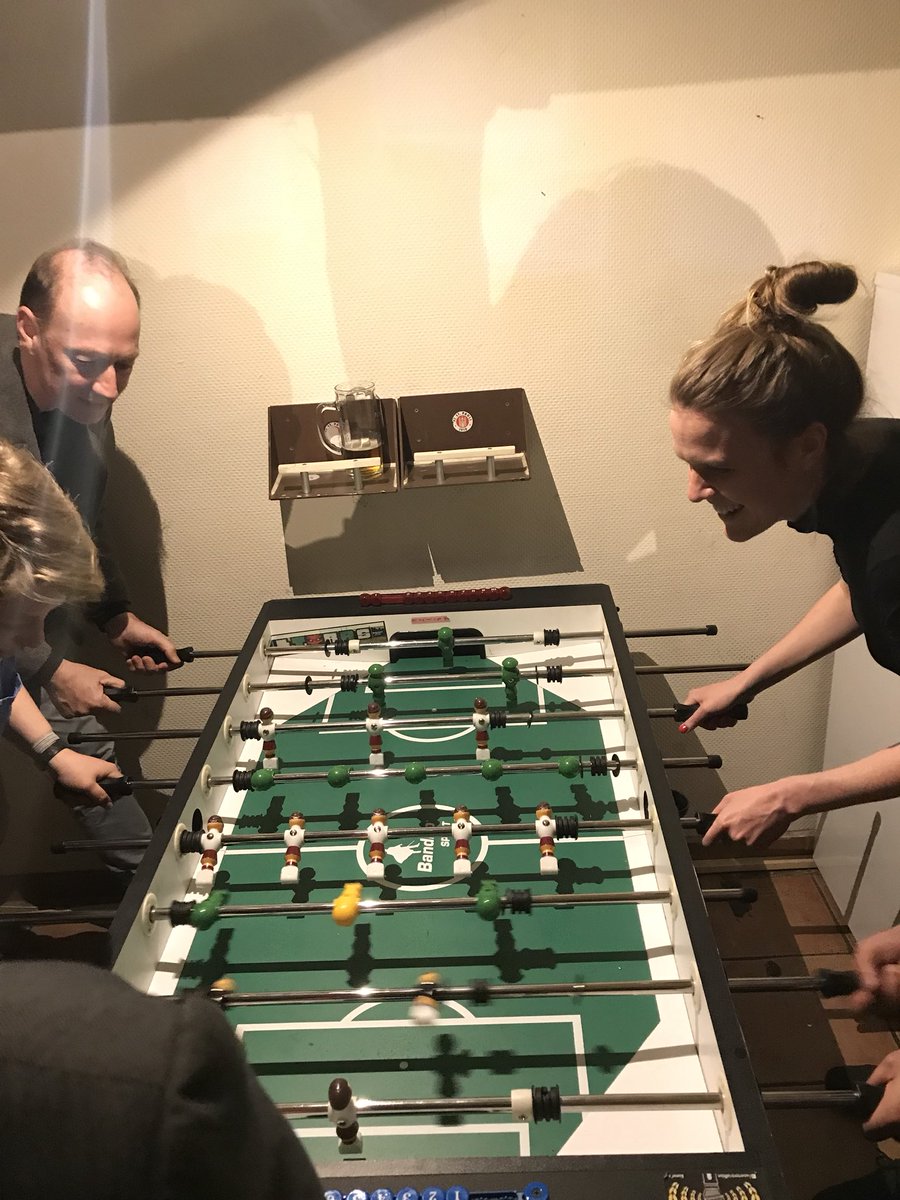 JEF_Nds's tweet photo. Nr. 54: Europa 🇪🇺 bringt Menschen über Parteigrenzen hinweg zusammen. 🕊 So wie hier live beim Kicker-Duell ⚽️ zwischen @MartinSonneborn und @TerryReintke zu sehen! Selbst abends in der Kneipe noch #EuropaMachen https://t.co/MfyQa06ELJ