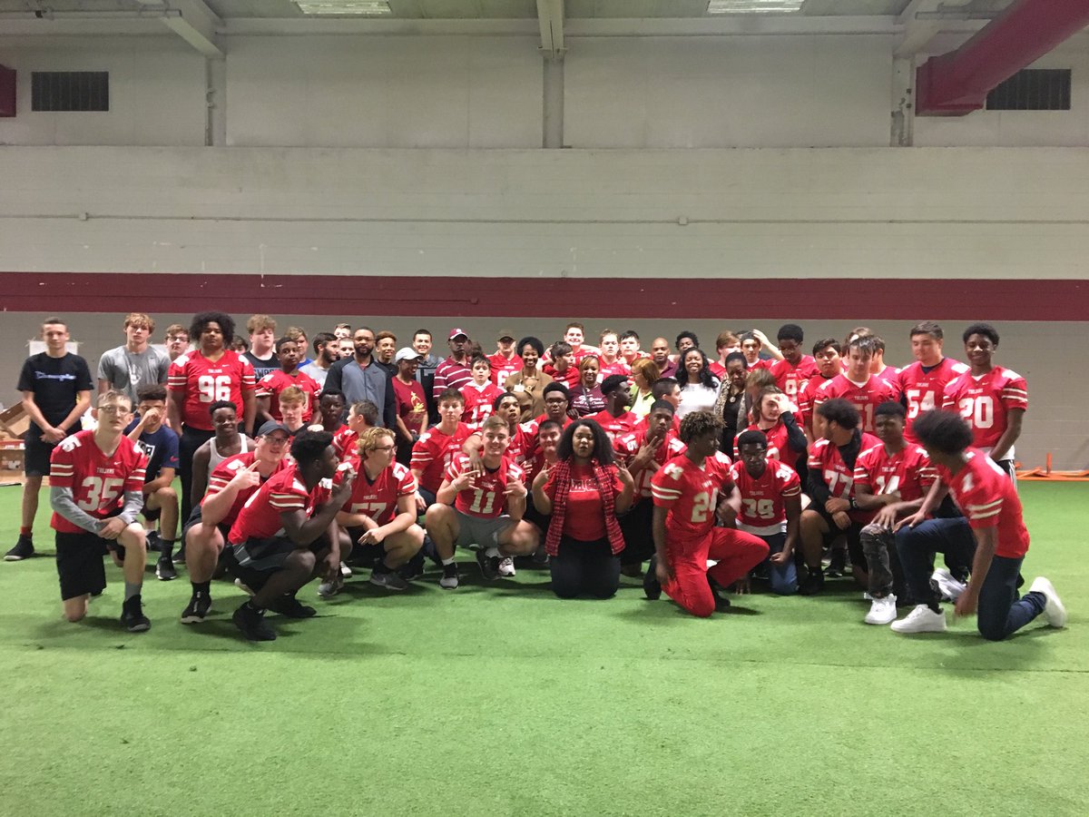 sdianejones's tweet photo. Thank you HGHS football team for helping us during the Food Giveaway sponsored by The Fellowship Of Faith Church, partnering with Food Bank Of America! https://t.co/qa9uArsmOD