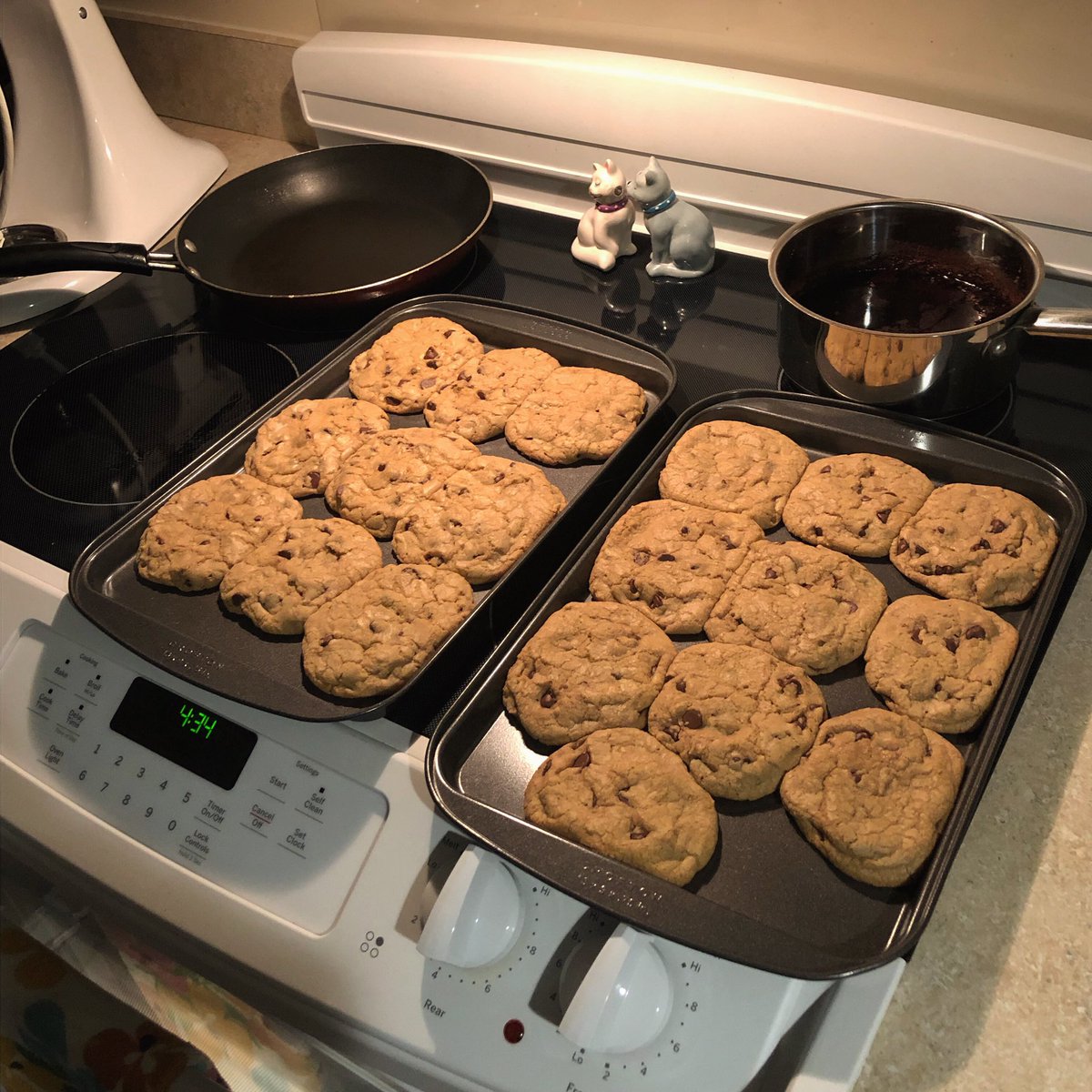 Damacmuzik's tweet photo. Oh you know - just keepin’ it gangsta, baking cookies for my Grandpa 🍪 #DaBaker #ThugLife https://t.co/m87txjnQox