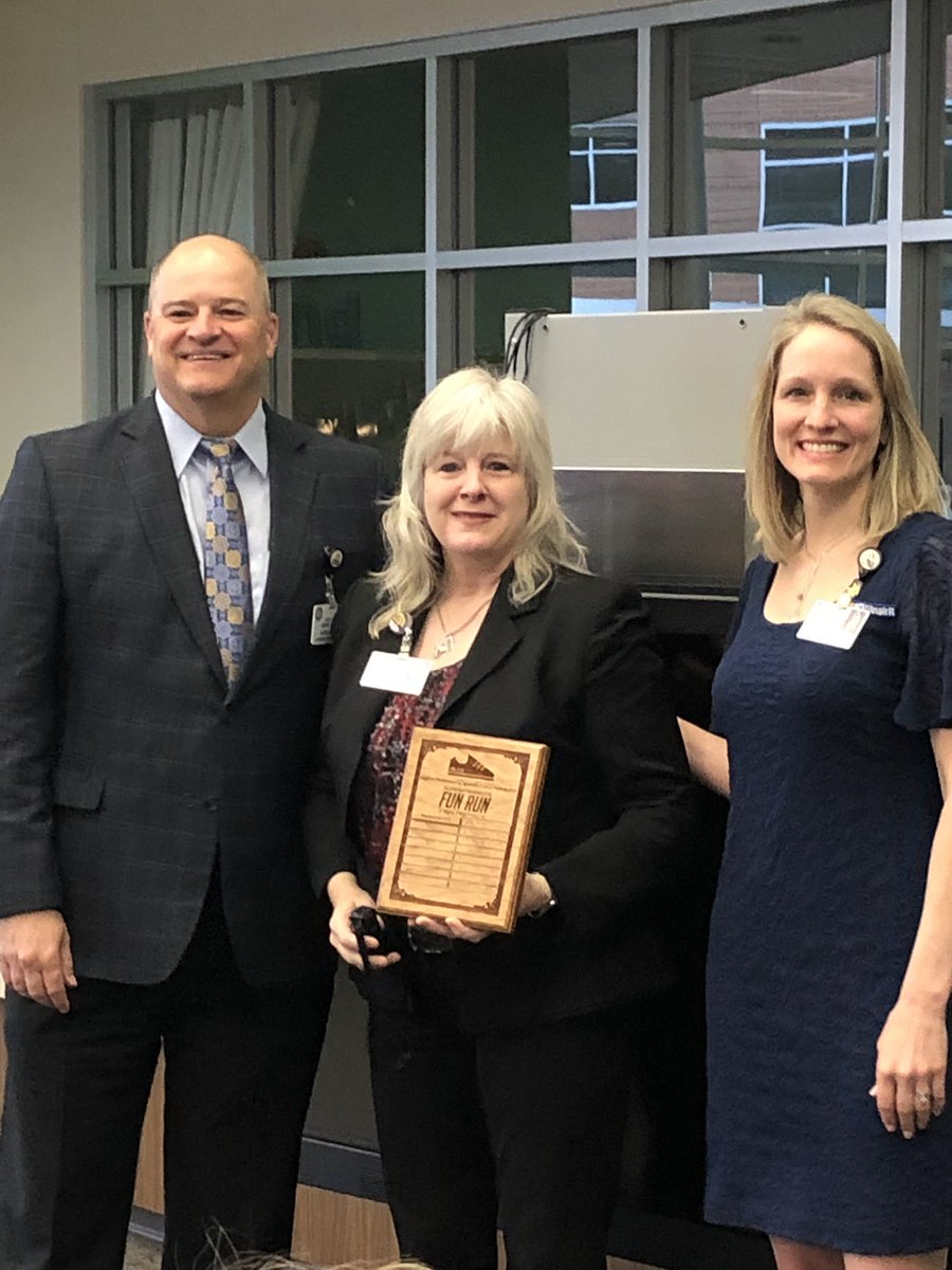 pozasgaby1's tweet photo. @SuptMarkHenry and @CFISDbevin presenting @WoodardCFISD their award for being the @CyFairISD elementary school with most participants at #CFISDfunrun https://t.co/bdFMW20fn2