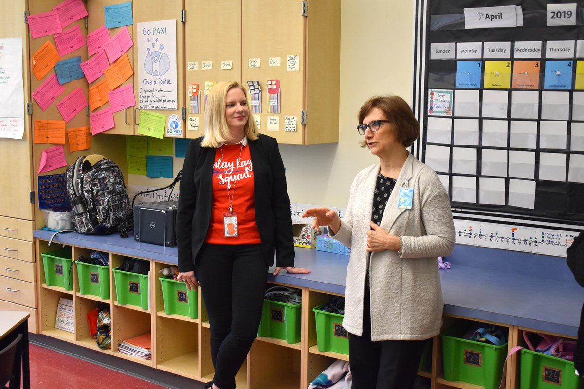 hillsboro_sd's tweet photo. On Fri., April 5, Brooke Godfrey's 4th graders at Imlay Elementary were treated to a science lesson dissecting small trout with the Lower Columbia Estuary Partnership along with a special guest, Oregon Congresswoman Suzanne Bonamici. Full story/photos: https://t.co/VmHdcYAu62 https://t.co/rnh0SI2QF6