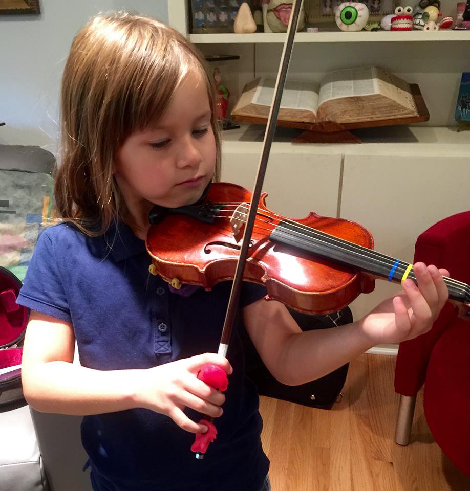 Things4Strings's tweet image. Love to see new violinists off to a great start! Thanks, teacher Susan Shor, for sending along this great pic! #Things4Strings #BowHoldBuddies