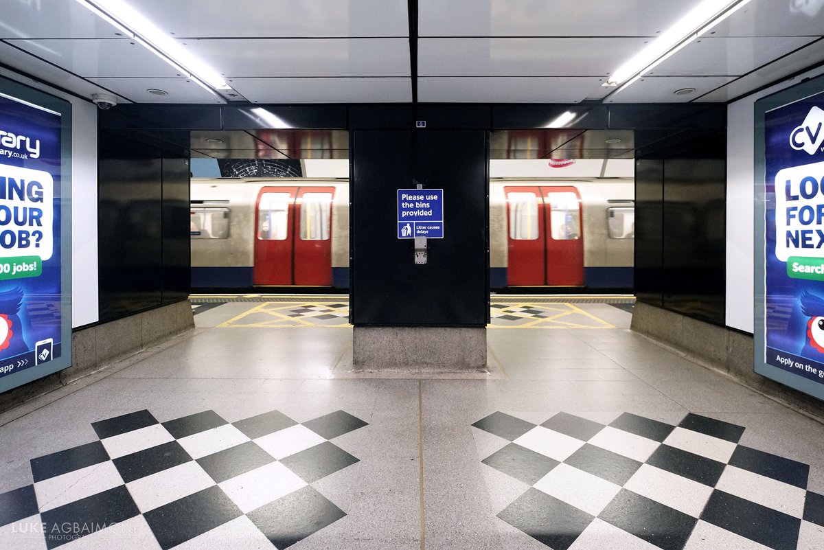 LONDON UNDERGROUND SYMMETRY PHOTO / 30HOLBORN STATIONThis scene looks like its straight out of a Wes Anderson movieMore photos https://shop.tubemapper.com/Symmetry-on-the-UndergroundPhotography thread of my symmetrical encounters on the London Underground #architecture THREAD