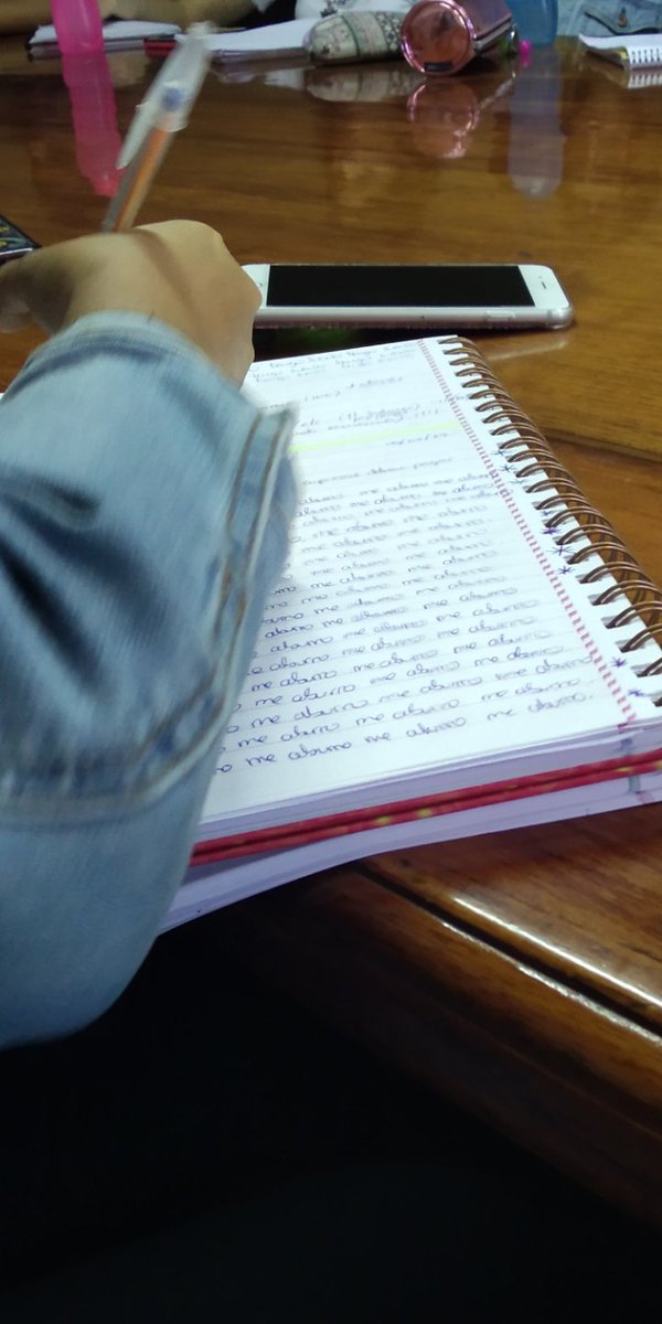 quim_w's tweet photo. Estaba cursando pero no estaba anotando nada y veo que mi compañera de al lado si, entonces mire que estaba escribiendo, sus apuntes los sorprenderá: https://t.co/JVrABx6lQ7