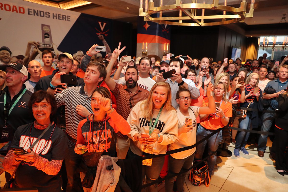 UVAMensHoops's tweet photo. Incredible scene as the team gets ready to leave the hotel! 🔶⚔️🔷 #GoHoos #NationalChampionship https://t.co/IyIMOb5l2z