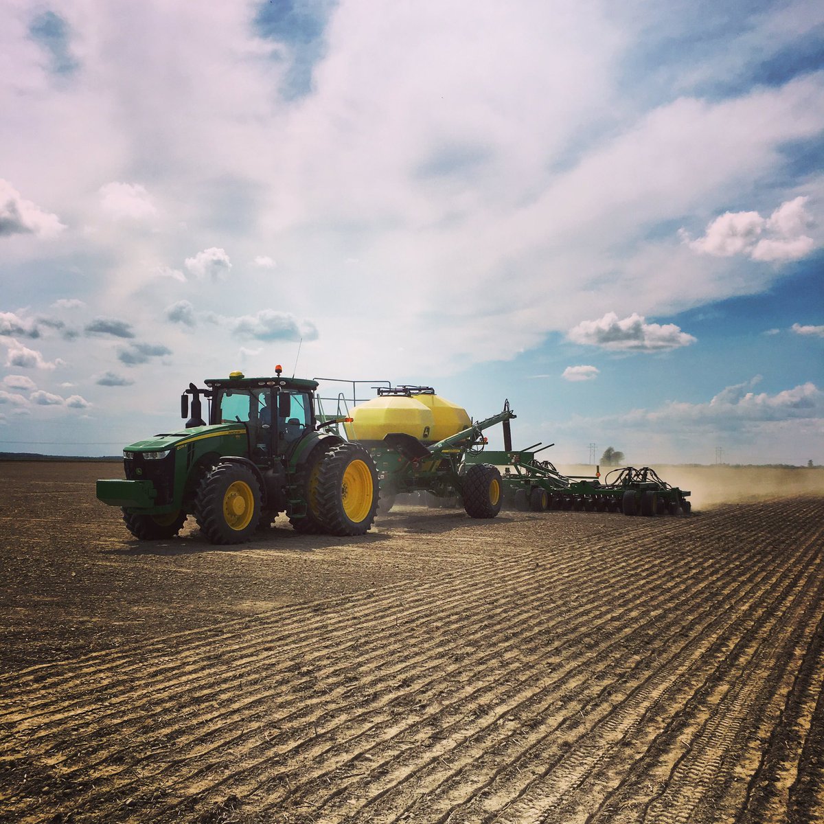 mitchsthomas's tweet photo. #Plant19 is in full swing on #ThomasFarms #Rice #EatMORice https://t.co/hhMSiQWZCb
