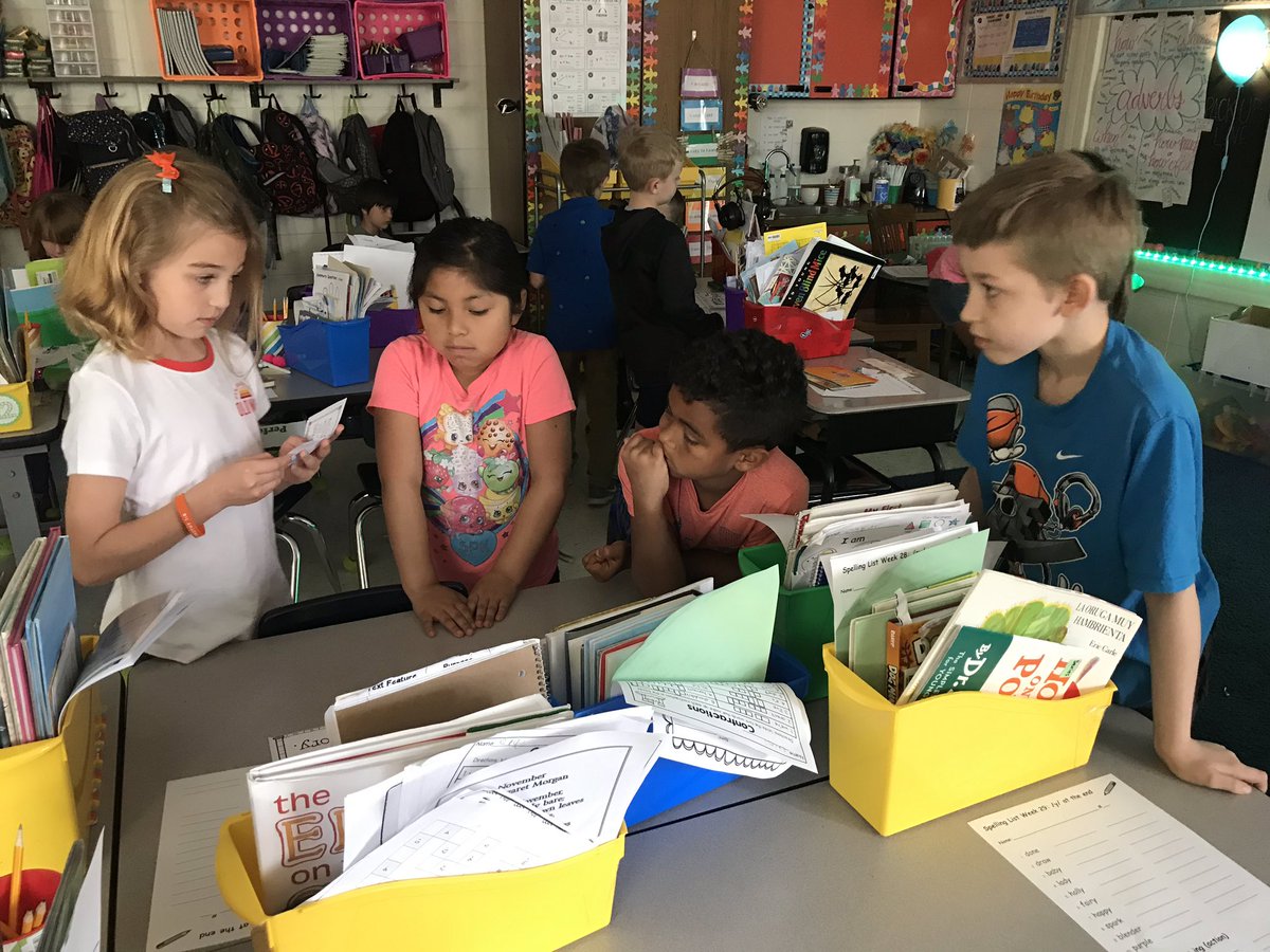 alsbach_hannah's tweet photo. Weβre working on the difference between theme and main idea in #secondgradesecretgarden! Today we decided if cards were telling us a theme or a main idea in groups! @BryantBobcats1 #weR2ndgrade https://t.co/Kll2XbCnyl