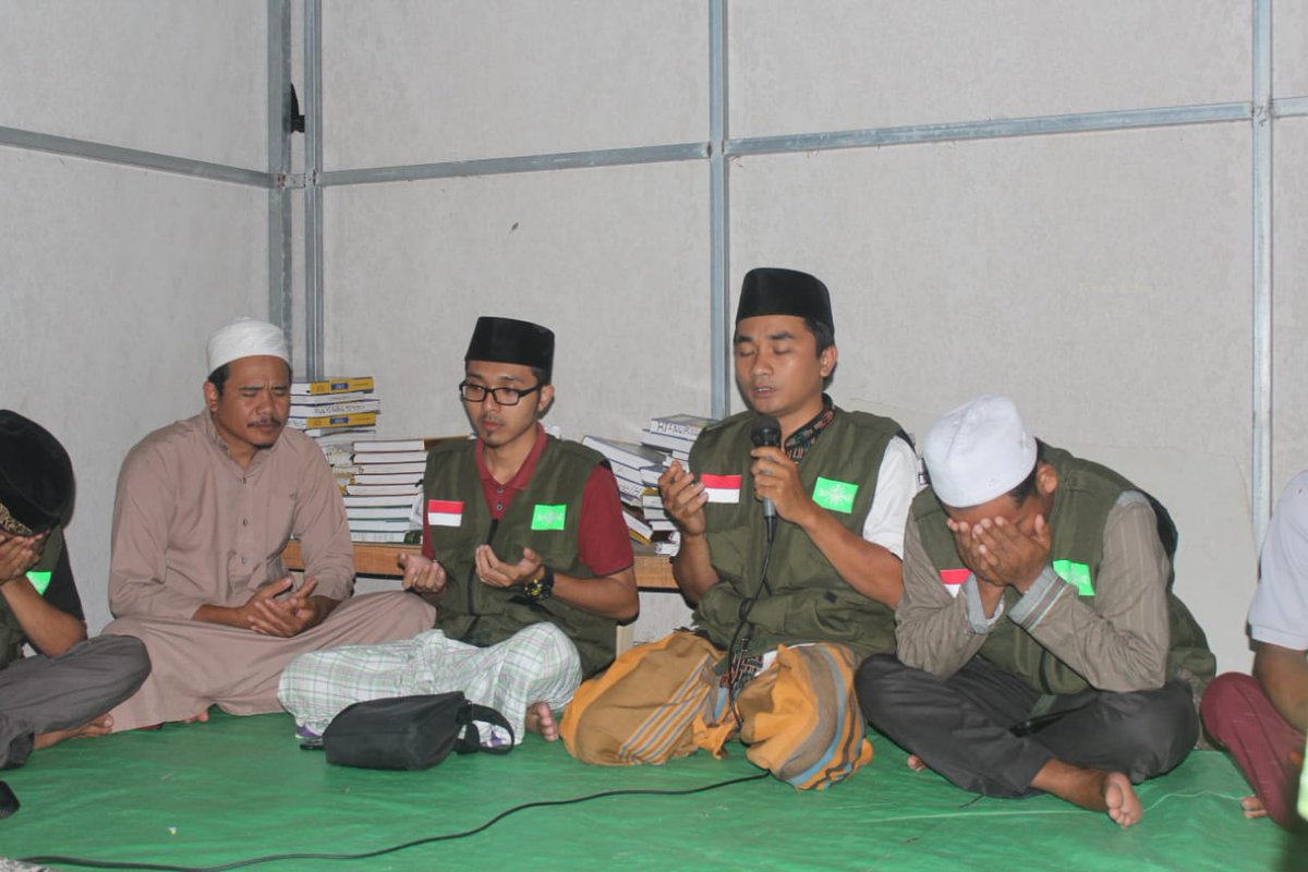 WartaNU's tweet photo. Acara Perpisahan sekaligus penarikan relawan guru ngaji NU PEDULI Lombok di 5 Lokasi di Lombok Barat https://t.co/P4IXu2zNuU