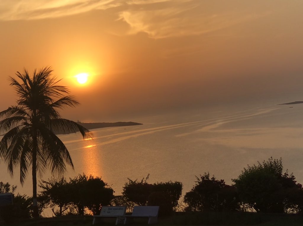 Shamsher_IPS's tweet photo. First rays of Sun creating magic on water in Ukai dam.  #dam #firstrays #sunrays #Magic 

#IncredibleIndia @GujaratTourism @AMAZlNGNATURE https://t.co/MRm2DSHPe3