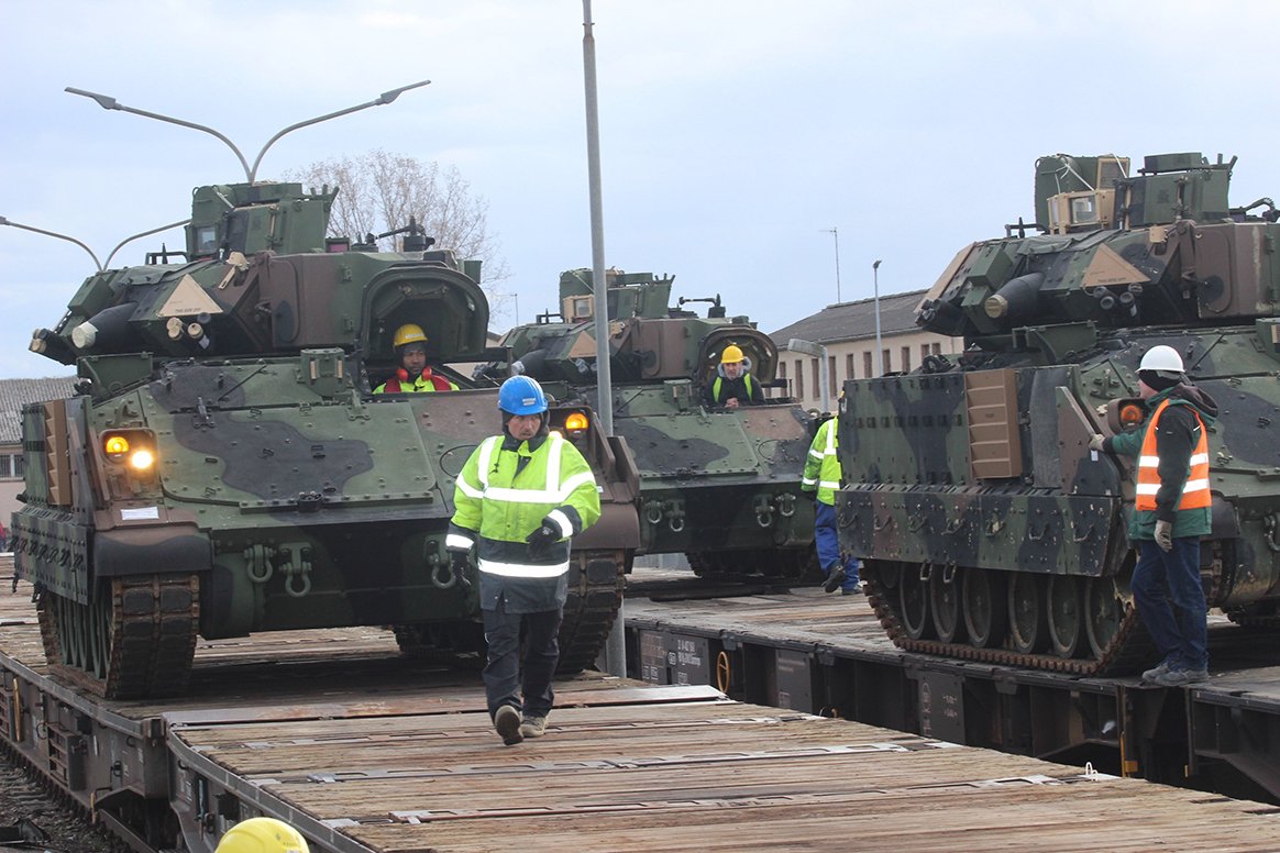 USArmyEURAF's tweet photo. #StrongEurope #TrainingTuesday: πΊπΈ 405th Army Field Support Brigade issued more than 700 pieces of armored Army Prepositioned Stock in support of Dynamic Force Employment 2019 #DFE19 Read more https://t.co/bHYjV5jQ0M @USArmy @US_EUCOM @21stTSC @1stArmoredDiv @hqamc https://t.co/sqmZfrBwOl