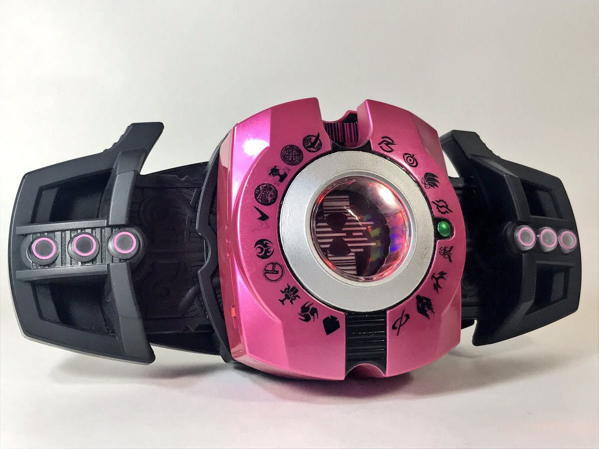 ラダ Dxネオディケイドライバーのもっさりピンクが嫌だったので劇中に寄せてツヤテカメタリックに塗り直しました