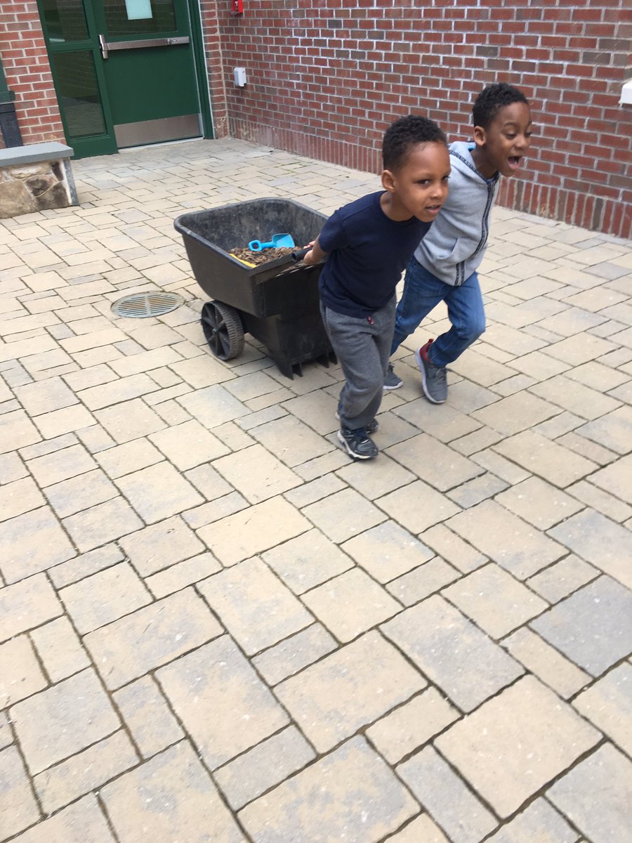 EmilyDoramus's tweet image. A little dirt doesn’t hurt !!!! @SLESVanAllan @StratfordLndgES  #learninggrowing