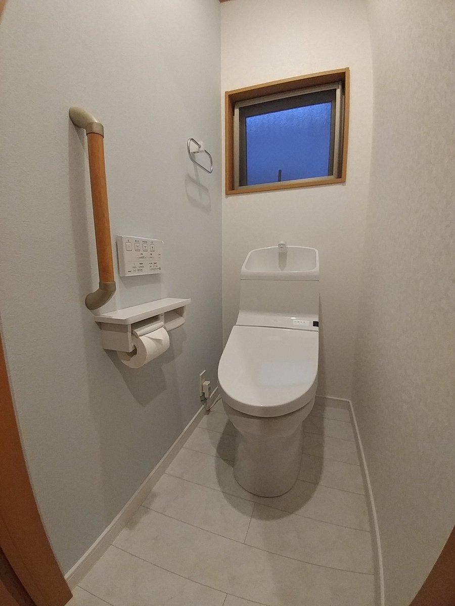 すぎなみハウズ トイレのリフォームを行いました 壁紙と床の張替で明るくなりましたね トイレ リフォーム Toto ウォシュレット リリカラ パナソニック Lixilリフォームショップ ハウズ杉並店