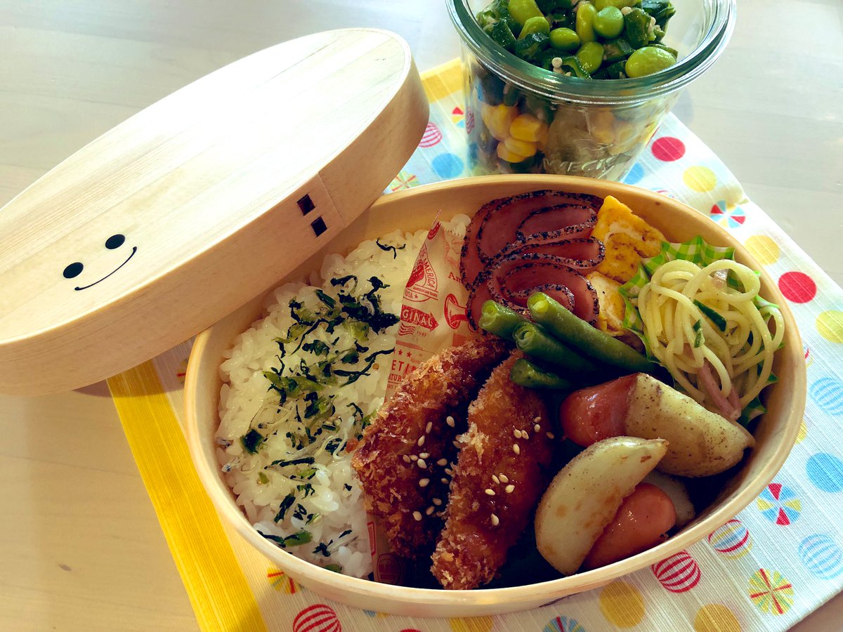 schr718's tweet photo. 今日から新学期
お弁当箱もわっぱになったよー^ ^

チキンカツをメインに
ご飯の上には高菜しらすを。

#娘弁当 #JK3 #作り置き
#常備菜 https://t.co/Jb3yvWcZ2H