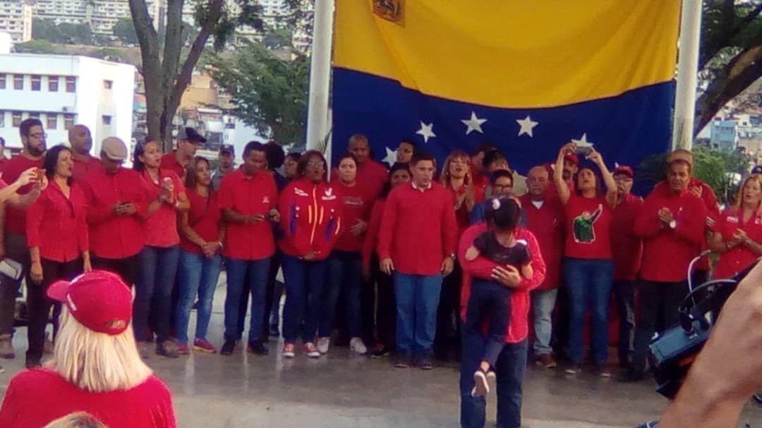 ACTO JURAMENTACIÓN PSUV CARACAS COMUNICADORES RODILLA EN TIERRA !  JUNTO A NUESTROS LÍDERES #LealesSiempreTraidoresNunca <a href="/NicolasMaduro/">Nicolás Maduro</a> <a href="/FreddyBernal/">Freddy Bernal</a> <a href="/dcabellor/">Diosdado Cabello R</a> @Nahumpsuv <a href="/YepfriArguello/">Yepfri Arguello</a> <a href="/ChacarePSUV/">Yazmin Chacare Rivas</a> <a href="/taniapsuv/">Tania Valentina Díaz</a> <a href="/SierraCarlosVEN/">CARLOS SIERRA</a> <a href="/PartidoPSUV/">PSUV</a> #SoyComunicadorClap