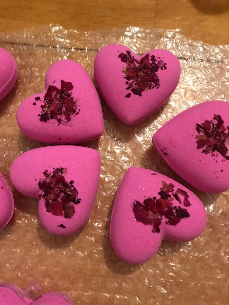 MeTime04378156's tweet photo. Heart Rose &amp; Geranium scented bath bombs with Cocoa oil, extra fizz &amp; bubbles 💖 https://t.co/wiWhNteeDC