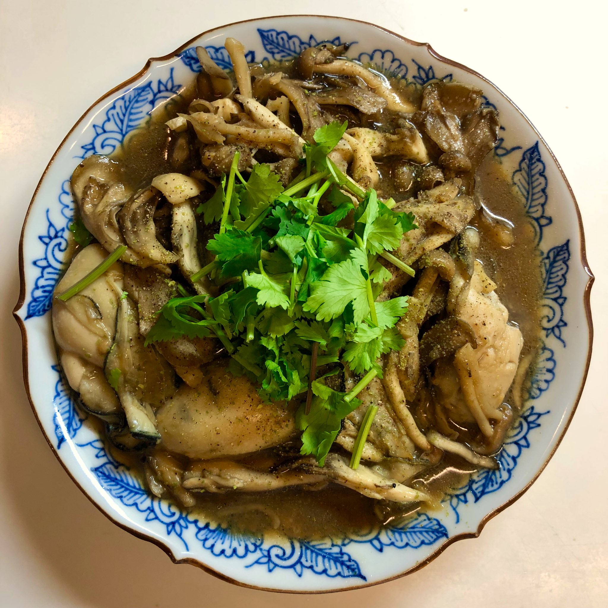 おりえ على تويتر 昨日の牡蠣ときのこの炒め物が美味しかったからメモ 牡蠣5個は片栗粉と塩で洗って下処理 サラダ油を引いて千切りにした生姜と牡蠣を炒める しめじ 舞茸を加える 紹興酒 オイスターソース 醤油麹各小さじ2 砂糖少々を加えて軽く煮詰める