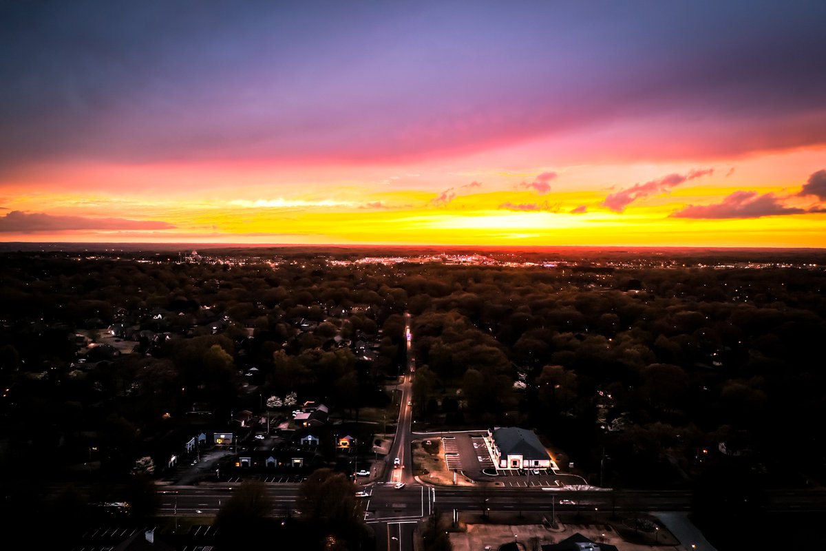 TNDroneServices's tweet photo. Did you all see this?!? Sunsets never, ever ever get old! I mean, just look at it!
#tndroneservices #sunset #jacksontn #drone #lit #DJI #visitjacksontn #BeautifulWorld #lookatthosecolors https://t.co/JWGTsuKHAo