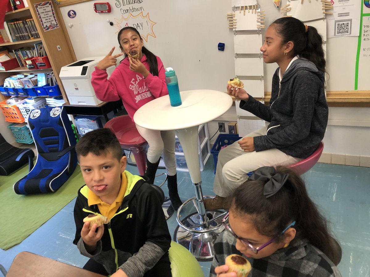 GuildaQuintero's tweet image. 5th grader Vanessa wanted to wish her classmates good luck on the STAAR test, so she baked some cupcakes for them! What a sweetheart ❤️