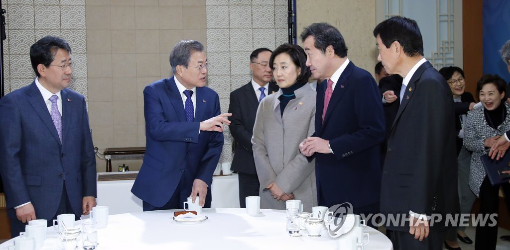 nylee21's tweet photo. 국무회의. 청와대. 대통령께서 대한민국임시정부 수립 100주년(11일)에 관해 말씀. 강원 산불 사후대처와 아프리카돼지열병 차단 등도 논의. 조류독감(AI)과 구제역을 잘 방역했듯이, 아프리카돼지열병은 아예 들어오지 못하도록 노력하겠습니다. 해외 다녀오시는 분과 세관의 협조를 부탁합니다. https://t.co/lWPa6ua3PC