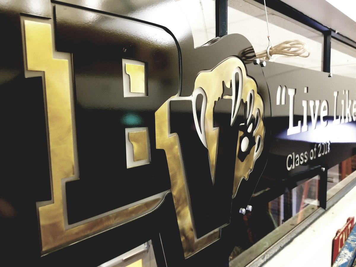 bvhs_tigers's tweet photo. A little surprise awaits our Tiger family in the senior hallway. Thank you Class of 2018! https://t.co/45mJm77j9f