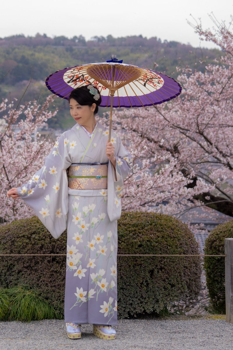KMeetup's tweet photo. 加賀友禅作家の宮腰一恵さんの着物で花見撮影会
兼六園はものすごい人です
#t加賀友禅　#兼六園　#着物　#KIMONOMEETUP!
#観光客でいっぱい https://t.co/DLBg25mOmt
