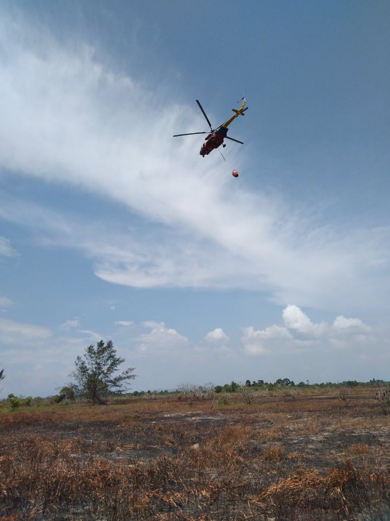 Operasi pemadaman api hutan kaedah water bombing menggunakan bambi bucket oleh BMB 311. Kg Padang Kelulit, Sibuti, Miri.