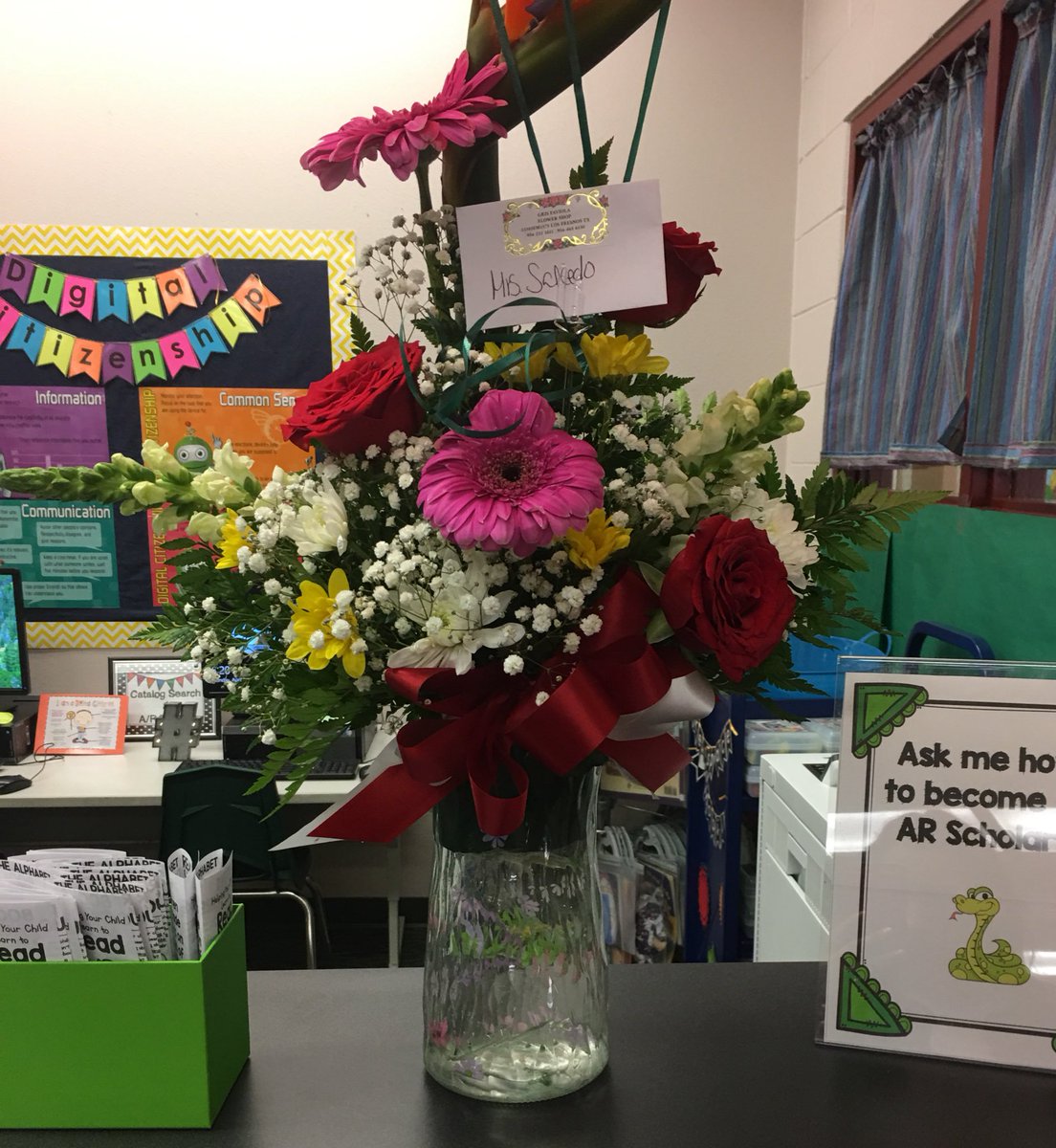 MrsVSalcedo's tweet image. What a wonderful surprise❣️I loved my beautiful gifts! Thank you! #librarianappreciationweek