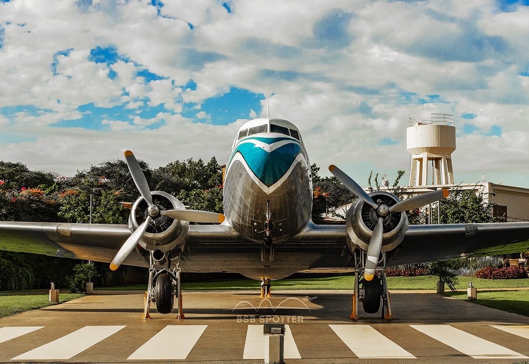 rsphoto88's tweet photo. Clássico DC3 da Varig
#rsphoto88 #raphaelsilveira88fotografia #varig #varigexperience #varigbrasil #varigairlines #varigrip #variglog #varigcruzeiro #varigbrazil #varigvarigvarig #variguianos #varig90anos #dc3 #dc3forever #dc3airplane #dc3tour #dc3s #spotter #aviationspotter https://t.co/kZ1sgIG6BR