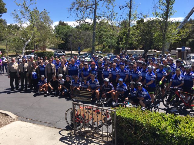 LASDHQ's tweet photo. VIDEO #ICYMI @LASDGutierrez  &amp; 100 riders paid tribute at #BorderlineBar &amp; Grill #ThousandOaks in memory of @VenturaSheriff Sgt Ronald Helus &amp; 144 police officers who gave the ultimate sacrifice. #WeNeverForget #WeRideForThoseWhoDied #policeunitytour 
https://t.co/4h5RjUaxlt https://t.co/svI4rVDxF7