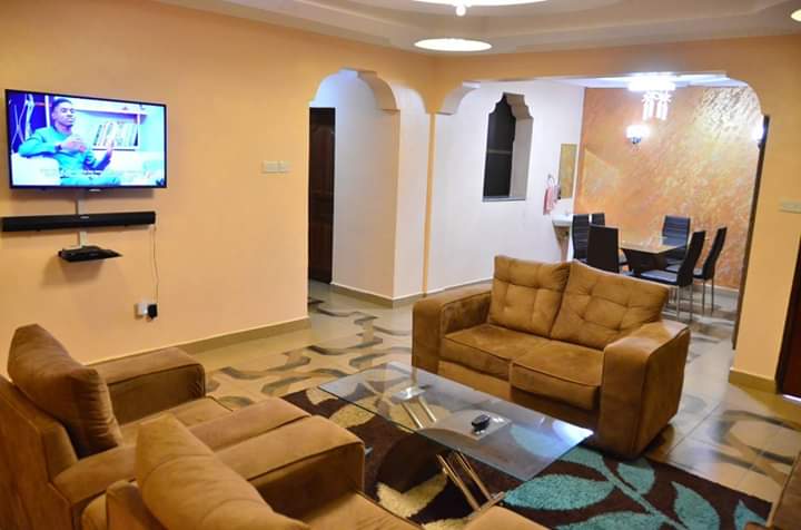 collinsocola's tweet photo. Nemadek Royal Park is a eight bedroom all ensuite guest house based in Nairobi Langata next to major tourist attraction the park is a walking distance,giraffe center and the famous carnivore.Ideal for individuals who want private rooms in a serene quiet place.#NemadokRoyalPark https://t.co/RUEPklm1zq